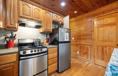 Stanton Cabin | Snuggle Inn – Cozy Pet Friendly Forest Cabin with Hot Tub Near Red River Gorge