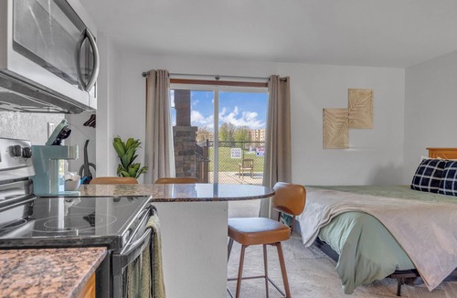 Wisconsin Dells Apartment | Soak Up the Sun | Steps to Hot Tub | Waterpark