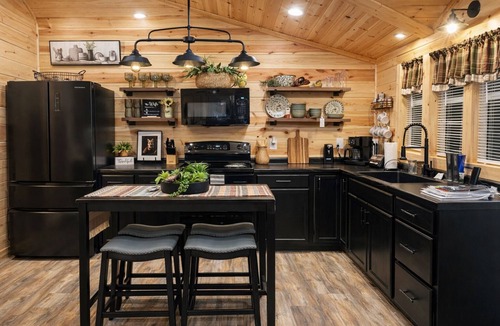 Bladensburg Cabin | SOFT OPENING: WILLOW'S COVE CABIN W/HOT TUB, HOME THEATRE AND WOODLAND VIEWS