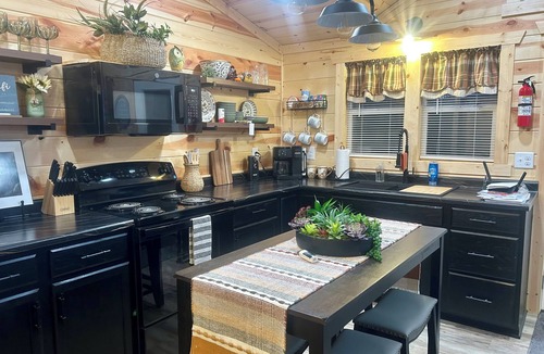 Bladensburg Cabin | SOFT OPENING: WILLOW'S COVE CABIN W/HOT TUB, HOME THEATRE AND WOODLAND VIEWS