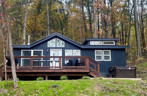 Bladensburg Cabin | SOFT OPENING: WILLOW'S COVE CABIN W/HOT TUB, HOME THEATRE AND WOODLAND VIEWS