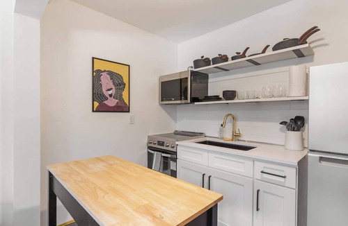 East Market District Apartment | Sol – Bright & Cheerful Bachelor Suite in NULU