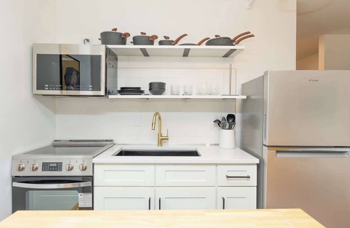 East Market District Apartment | Sol – Bright & Cheerful Bachelor Suite in NULU