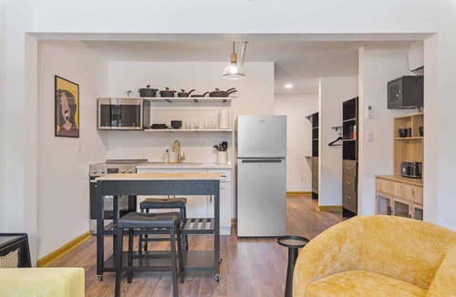 East Market District Apartment | Sol – Bright & Cheerful Bachelor Suite in NULU
