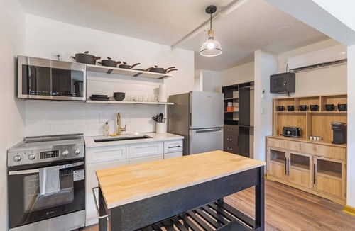 East Market District Apartment | Sol – Bright & Cheerful Bachelor Suite in NULU