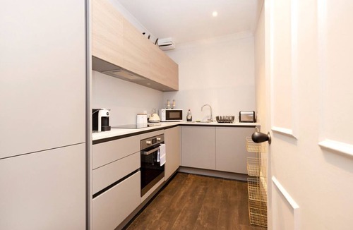Old Town Apartment | Sophisticated Flat near Edinburgh Castle