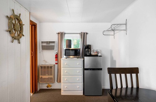 East Jordan Hotel | South Arm Retreats Standard Room 2