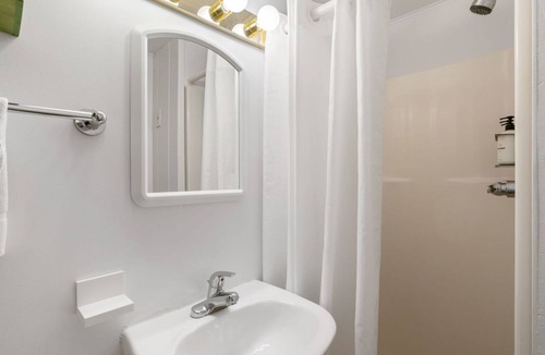 East Jordan Hotel | South Arm Retreats Standard Room 2