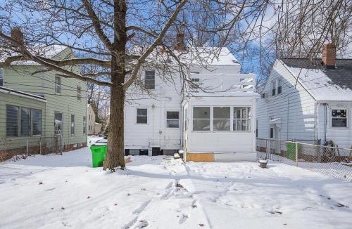 South Euclid House | South Euclid 3BR Cozy Home