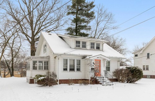South Euclid House | South Euclid Joy - 5BR Home