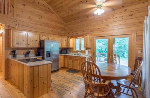 McArthur Cabin | Southern Comfort Cabin- 8 Guests, 3 BR, 2.5 BA, Hot Tub, WiFi- Hocking Hills