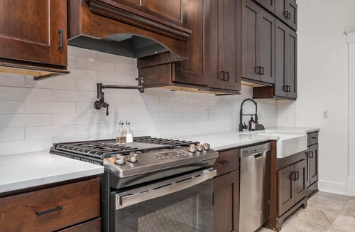 Highlands House | Southern Gentleman-LUXURY HOT TUB - Walkable! FUN