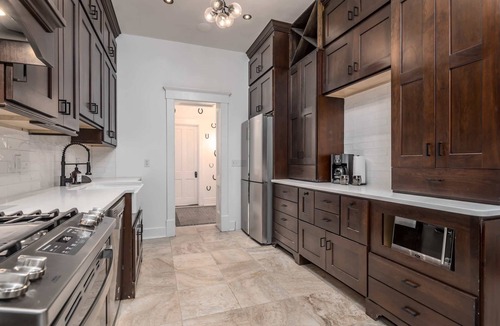 Highlands House | Southern Gentleman- Quaint, Hot Tub - Walkable!