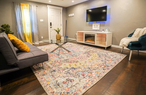 South Side Flats House | Southside Entire home: 2story+2BR -steps from E. Carson