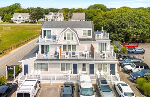 Falmouth Heights Condo | Spacious 1-Bedroom with King & Double Beds (301)
