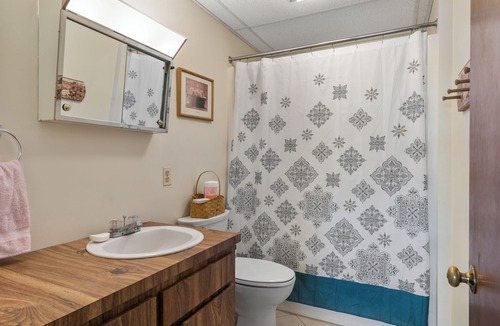 Litchfield Cabin | Spacious 11-bedroom lodge in beautiful Litchfield with AC and fitness room