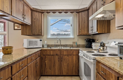 Litchfield Cabin | Spacious 11-bedroom lodge in beautiful Litchfield with AC and fitness room