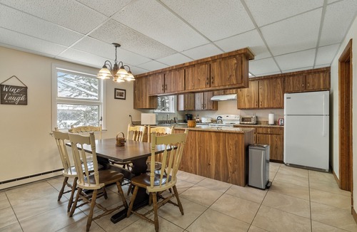 Litchfield Cabin | Spacious 11-bedroom lodge in beautiful Litchfield with AC and fitness room