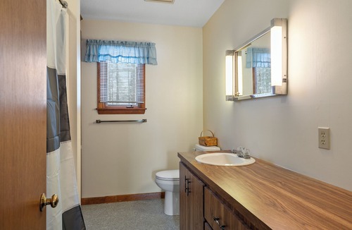 Litchfield Cabin | Spacious 11-bedroom lodge in beautiful Litchfield with AC and fitness room