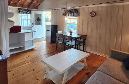 Ocean Park Cottage | Spacious 2 bedroom cabin, 50ft from the beach