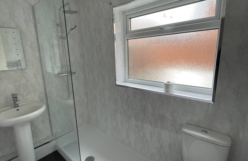 Newcastle-upon-Tyne Apartment | Spacious 2 Bedroom Apt Newcastle Upon Tyne with Free Parking and Wifi