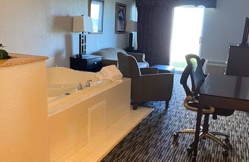 Houghton Lake Hotel | Spacious 2-Room Executive Suite w/Lake Views – Ideal for Business Travel