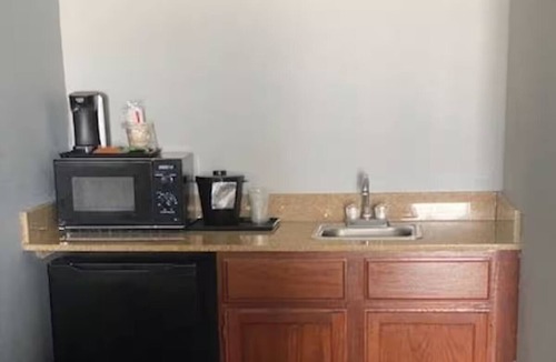 Houghton Lake Hotel | Spacious 2-Room Executive Suite w/Lake Views – Ideal for Business Travel