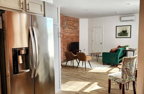 Manchester Apartment | Spacious 2BR Apt/Quiet area/Minutes from stadiums, museums, parks & more!