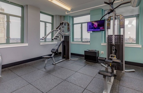 Downtown West Apartment | Spacious 2BR Near Arch, Dome, DT | Free Parking + Rooftop | Zencity