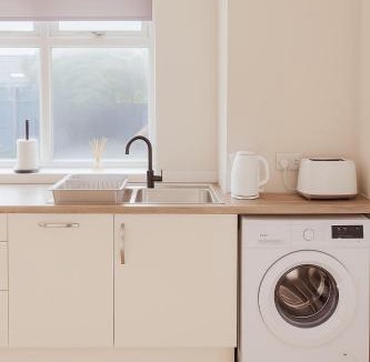 Bristol House | Spacious 3-Bed Contractor-Friendly Home
