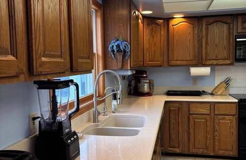 Honor House | Spacious 3 bed farm estate w/hot tub on 54 acres-close to Traverse, Lakeshore