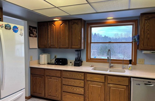 Honor House | Spacious 3 bed farm estate w/hot tub on 54 acres-close to Traverse, Lakeshore