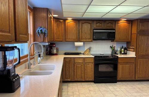 Honor House | Spacious 3 bed farm estate w/hot tub on 54 acres-close to Traverse, Lakeshore