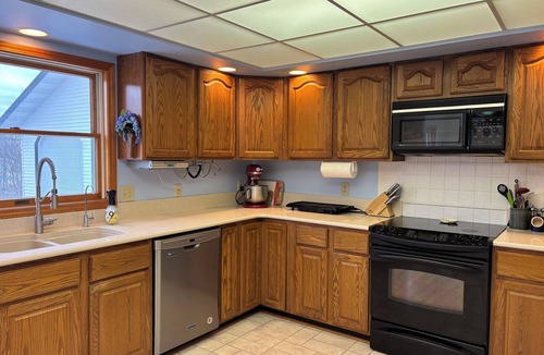 Honor House | Spacious 3 bed farm estate w/hot tub on 54 acres-close to Traverse, Lakeshore
