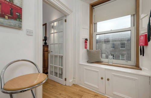 Tollcross Apartment | Spacious 3-bedroom apartment with views of Edinburgh Castle. Sleeps 6.