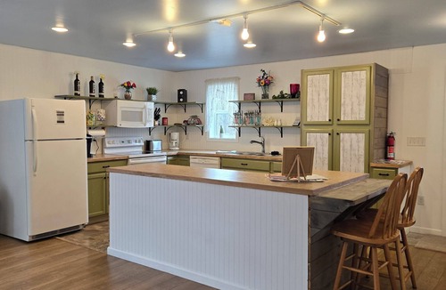Tylersville Apartment | Spacious 3-bedroom apartment in tranquil Howard with ac