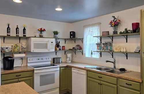 Tylersville Apartment | Spacious 3-bedroom apartment in tranquil Howard with ac