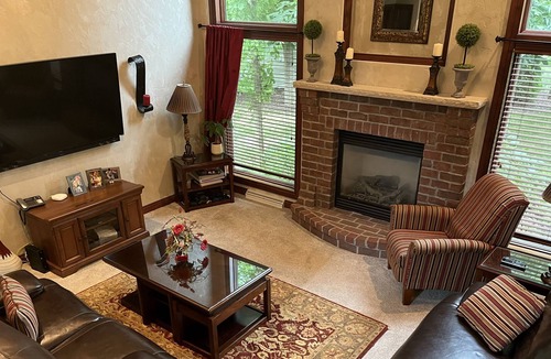 Neenah House | Spacious 3+ bedroom home with fun basement game room only 22 minutes from EAA!
