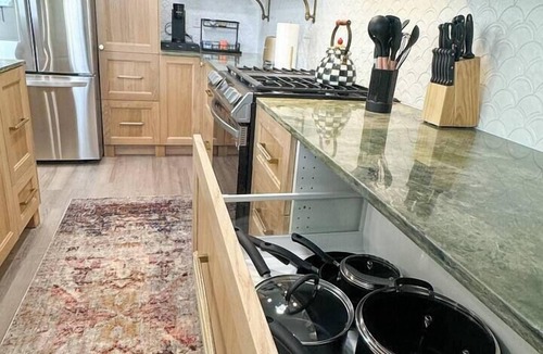 Williston House | Spacious 3BR Home - Fast Wifi - Parking - BBQ - Patio - Garden