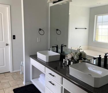 Tulsa House | Spacious 3BR Home Fast Wifi 7 min From Downtown