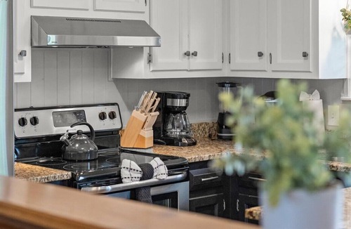 South Kansas City House | Spacious 3BR Home with Office + Fast WiFi, Perfect For Long Stays