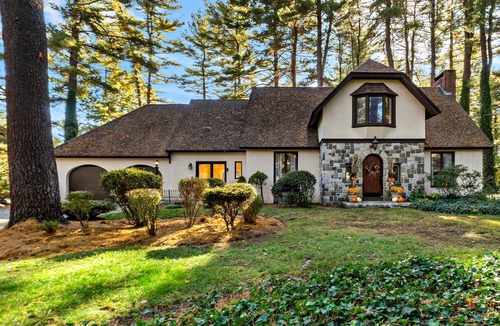 Cumberland House | Spacious 3br home with fireplace in Cumberland