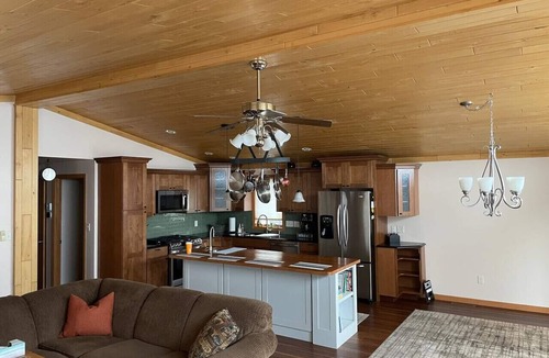 Republic House | Spacious 3BR Lakefront Home w Guest Garage-Dominium!