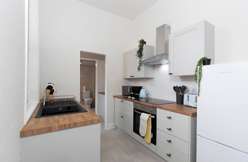 Roker House | Spacious 3BR WiFi Parking Contractor Stay