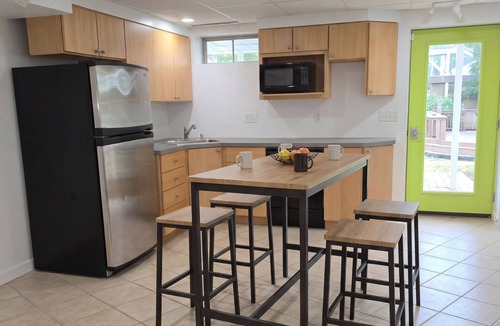 Swansea House | Spacious 4-bdrm house in Swansea with AC, home gym,pool, hot tub & chef ktchn