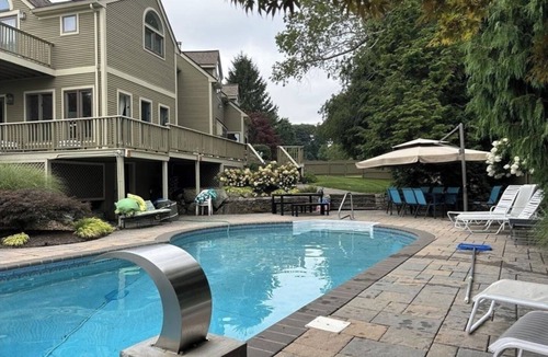 Swansea House | Spacious 4-bdrm house in Swansea with AC, home gym,pool, hot tub & chef ktchn