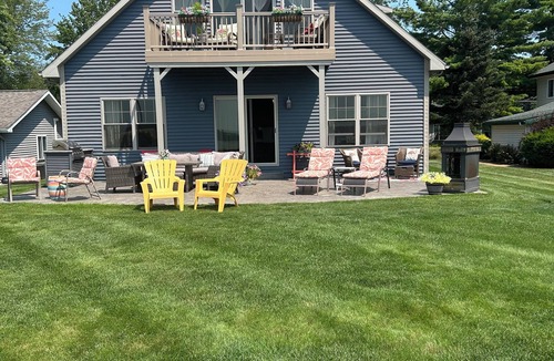 Houghton Lake House | Spacious 4-bedroom lakefront house on Houghton Lake with beach and tiki bar