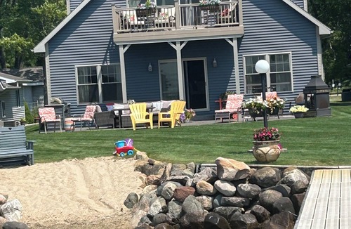 Houghton Lake House | Spacious 4-bedroom lakefront house on Houghton Lake with beach and tiki bar