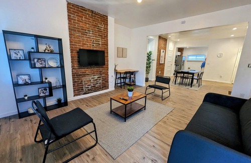 Greenfield House | Spacious 4-bedroom/2-bathroom house with WiFi and AC in charming Pittsburgh
