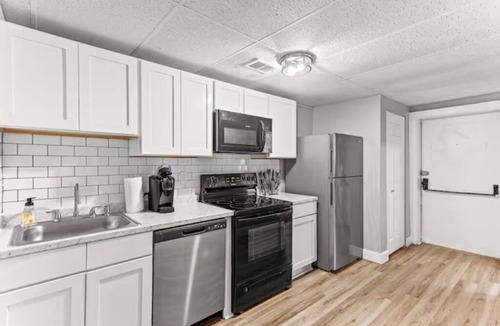 Detroit Apartment | Spacious 4-bedroom apartment in delightful Detroit with AC